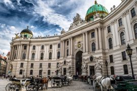 Lais Puzzle - Präsidentenresidenz, Wiener Hofburg, mit Fiakerpferden und Kutschen in der Wiener Innenstadt in Österreich - 2.000 Teile