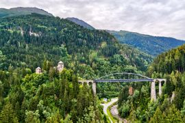 Lais Puzzle - Die Trisanna-Brücke und Schloss Wiesberg in Tirol, Österreichische Alpen - 2.000 Teile