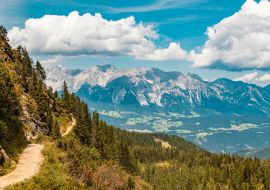 Lais Puzzle - Schöner alpiner Sommerblick mit Spiegelungen und dem berühmten Dachsteingebirge im Hintergrund auf der Reiteralm, Pichl, Schladming, Steiermark, Österreich - 1.000 Teile