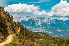 Lais Puzzle - Schöner alpiner Sommerblick mit Spiegelungen und dem berühmten Dachsteingebirge im Hintergrund auf der Reiteralm, Pichl, Schladming, Steiermark, Österreich - 2.000 Teile