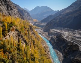Lais Puzzle - Farbenfroher Herbstblick auf Hunza vom Altit-Fort aus mit Blick auf den blauen Fluss, der entlang der Straße durch die Karakoram-Bergkette fließt, Gilgit-Baltistan, Pakistan - 40, 100, 200, 500, 1.000 & 2.000 Teile