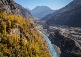 Lais Puzzle - Farbenfroher Herbstblick auf Hunza vom Altit-Fort aus mit Blick auf den blauen Fluss, der entlang der Straße durch die Karakoram-Bergkette fließt, Gilgit-Baltistan, Pakistan - 1.000 Teile