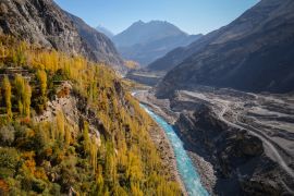 Lais Puzzle - Farbenfroher Herbstblick auf Hunza vom Altit-Fort aus mit Blick auf den blauen Fluss, der entlang der Straße durch die Karakoram-Bergkette fließt, Gilgit-Baltistan, Pakistan - 2.000 Teile