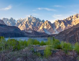 Lais Puzzle - Tupopdan-Berg, auch bekannt als Passu Cones oder Passu Cathedral, große Felsen überall und blaues Kristall des Hunza-Flusses bei Sonnenuntergang, Nordpakistan - 40, 100, 200, 500, 1.000 & 2.000 Teile