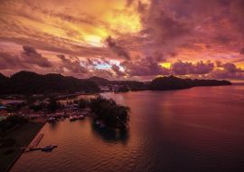 Lais Puzzle - Sonnenuntergang in Koror, Palau. Mikronesien. Bunter Himmel und bewölkter Abendhimmel - 1.000 Teile