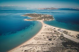 Lais Puzzle - Luftaufnahme von Isuledda (Isola dei Gabbiani) und Porto Pollo Beach, Palau, Paradies der Wind- und Kitesurfer - 2.000 Teile