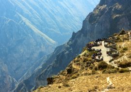 Lais Puzzle - Touristen am Aussichtspunkt Cruz Del Condor, Colca-Schlucht, Peru - 1.000 Teile
