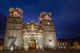 Lais Puzzle - Panoramablick auf die Kathedrale von Puno bei Nacht in Peru - 2.000 Teile
