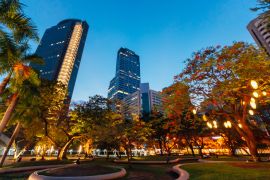 Lais Puzzle - Ayala Triangle Park in der Mitte von Makati City, Philippinen - 2.000 Teile