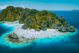 Lais Puzzle - Drohnenaufnahme der tropischen Insel Shimizu und des unberührten Strandes im blauen Ozean von El Nido, Palawan, Philippinen. Der schönste und berühmteste Naturpark, der Marine Reserve Park, muss gesehen werden - 2.000 Teile