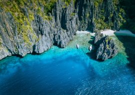 Lais Puzzle - El Nido, Palawan, Philippinen. Luftaufnahme von Banca-Booten umgeben von Karstlandschaft Felsen am Secret Lagoon Strand - 1.000 Teile