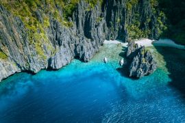 Lais Puzzle - El Nido, Palawan, Philippinen. Luftaufnahme von Banca-Booten umgeben von Karstlandschaft Felsen am Secret Lagoon Strand - 2.000 Teile