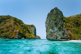 Lais Puzzle - El Nido, Palawan, Philippinen. Luftaufnahme der hoch aufragenden Klippen vor einer tropischen Insel mit weißem Sandstrand - 2.000 Teile
