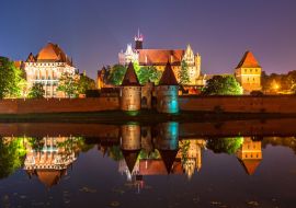 Lais Puzzle - Schloss Malbork von der anderen Seite des Flusses Nogat bei Nacht. Polen - 1.000 Teile