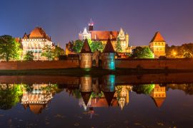 Lais Puzzle - Schloss Malbork von der anderen Seite des Flusses Nogat bei Nacht. Polen - 2.000 Teile
