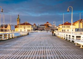 Lais Puzzle - Kalter Morgen, Pier in Sopot bei Sonnenaufgang mit erstaunlich buntem Himmel. Winter in Polen - 1.000 Teile