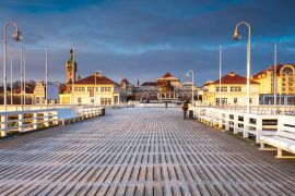 Lais Puzzle - Kalter Morgen, Pier in Sopot bei Sonnenaufgang mit erstaunlich buntem Himmel. Winter in Polen - 2.000 Teile