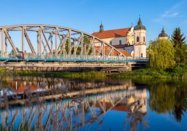 Lais Puzzle - Blick auf die Brücke über den Fluss Narew und die Barockkirche in der Stadt Tykocin, Podlasie, Polen - 1.000 Teile
