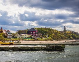 Lais Puzzle - Blick auf Niechorze, kleines Dorf an der Ostseeküste mit Leuchtturm im Hintergrund, Polen - 40, 100, 200, 500, 1.000 & 2.000 Teile