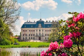 Lais Puzzle - Schönes historisches Schloss in bunter Frühlingslandschaft. Neobarockes Schloss in einem Park in Pszczyna in Polen - 2.000 Teile
