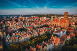 Lais Puzzle - Danzig (Gdansk) ist eine Stadt in Polen. Danzig in den Morgenstrahlen, die Sonne wird von den Dächern der Altstadt reflektiert - 2.000 Teile