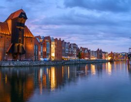 Lais Puzzle - Panoramablick auf den mittelalterlichen Kran und andere alte Gebäude entlang der Uferpromenade in der Altstadt von Danzig am Abend - 40, 100, 200, 500, 1.000 & 2.000 Teile