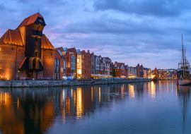 Lais Puzzle - Panoramablick auf den mittelalterlichen Kran und andere alte Gebäude entlang der Uferpromenade in der Altstadt von Danzig am Abend - 1.000 Teile