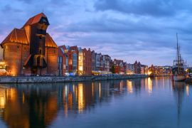 Lais Puzzle - Panoramablick auf den mittelalterlichen Kran und andere alte Gebäude entlang der Uferpromenade in der Altstadt von Danzig am Abend - 2.000 Teile
