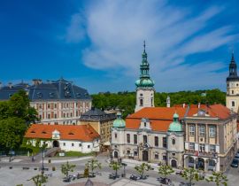 Lais Puzzle - Pszczyna Luftaufnahme. Hauptmarkt in der historischen europäischen Stadt. Bunte alte Gebäude und klarer blauer Himmel. Pszczyna, Oberschlesien, Polen - 40, 100, 200, 500, 1.000 & 2.000 Teile
