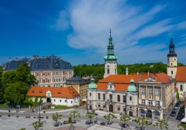 Lais Puzzle - Pszczyna Luftaufnahme. Hauptmarkt in der historischen europäischen Stadt. Bunte alte Gebäude und klarer blauer Himmel. Pszczyna, Oberschlesien, Polen - 1.000 Teile