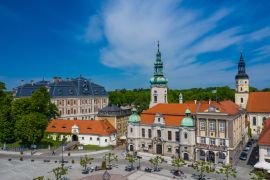 Lais Puzzle - Pszczyna Luftaufnahme. Hauptmarkt in der historischen europäischen Stadt. Bunte alte Gebäude und klarer blauer Himmel. Pszczyna, Oberschlesien, Polen - 2.000 Teile