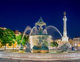 Lais Puzzle - Romantische Straße in Lissabon. Springbrunnen im Zentrum bei Nacht - 40, 100, 200, 500, 1.000 & 2.000 Teile