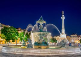 Lais Puzzle - Romantische Straße in Lissabon. Springbrunnen im Zentrum bei Nacht - 1.000 Teile