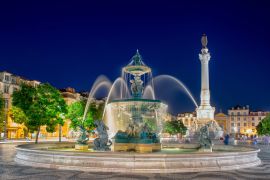 Lais Puzzle - Romantische Straße in Lissabon. Springbrunnen im Zentrum bei Nacht - 2.000 Teile