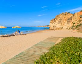 Lais Puzzle - Spaziergang am schönen Sandstrand Praia da Rocha und zwei Sonnenschirme in der Ferne, Region Algarve, Portugal - 40, 100, 200, 500, 1.000 & 2.000 Teile