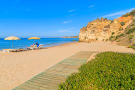 Lais Puzzle - Spaziergang am schönen Sandstrand Praia da Rocha und zwei Sonnenschirme in der Ferne, Region Algarve, Portugal - 2.000 Teile