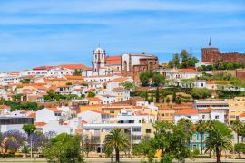Lais Puzzle - Blick auf die Gebäude der Stadt Silves mit der berühmten Burg und der Kathedrale, Algarve-Region, Portugal - 2.000 Teile