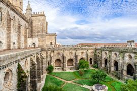 Lais Puzzle - Kreuzgang der Kathedrale von Evora, der größten Kathedrale Portugals. Romanische und gotische Architektur. UNESCO-Weltkulturerbe - 2.000 Teile