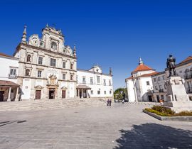 Lais Puzzle - Platz Sa da Bandeira mit Blick auf die Kathedrale von Santarem, auch bekannt als Kirche Nossa Senhora da Conceicao, erbaut im manieristischen Stil des 17. Portugal - 40, 100, 200, 500, 1.000 & 2.000 Teile