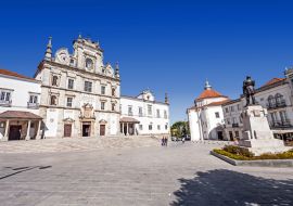 Lais Puzzle - Platz Sa da Bandeira mit Blick auf die Kathedrale von Santarem, auch bekannt als Kirche Nossa Senhora da Conceicao, erbaut im manieristischen Stil des 17. Portugal - 1.000 Teile