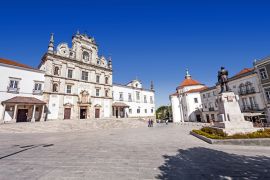 Lais Puzzle - Platz Sa da Bandeira mit Blick auf die Kathedrale von Santarem, auch bekannt als Kirche Nossa Senhora da Conceicao, erbaut im manieristischen Stil des 17. Portugal - 2.000 Teile