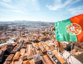 Lais Puzzle - Luftbildansicht der Altstadt mit portugiesischer Flagge in Porto, Portugal - 40, 100, 200, 500, 1.000 & 2.000 Teile