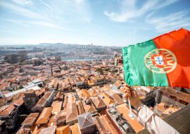 Lais Puzzle - Luftbildansicht der Altstadt mit portugiesischer Flagge in Porto, Portugal - 1.000 Teile