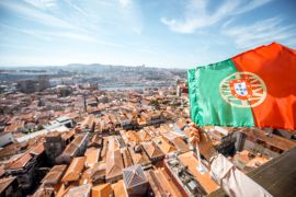 Lais Puzzle - Luftbildansicht der Altstadt mit portugiesischer Flagge in Porto, Portugal - 2.000 Teile