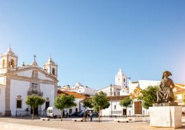 Lais Puzzle - Blick auf das Zentrum der Altstadt mit der Kirche Santa Maria in Lagos im Süden Portugals - 1.000 Teile