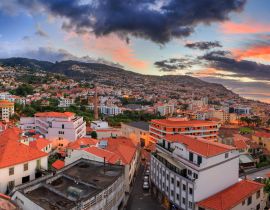 Lais Puzzle - Schönes Stadtpanorama der Skyline der Stadt Funchal auf der Insel Madeira bei Sonnenaufgang im Sommer - 40, 100, 200, 500, 1.000 & 2.000 Teile
