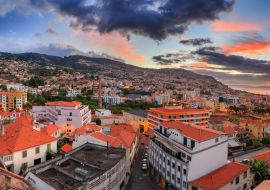 Lais Puzzle - Schönes Stadtpanorama der Skyline der Stadt Funchal auf der Insel Madeira bei Sonnenaufgang im Sommer - 1.000 Teile