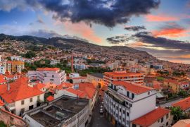 Lais Puzzle - Schönes Stadtpanorama der Skyline der Stadt Funchal auf der Insel Madeira bei Sonnenaufgang im Sommer - 2.000 Teile