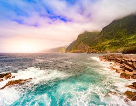 Lais Puzzle - Wunderschöner Blick auf die wilde Küstenlandschaft mit den Brautschleierfällen (Veu da noiva) an der Ponta do Poiso auf der Insel Madeira. In der Nähe von Porto Moniz, Blick von Seixal, Portugal - 40, 100, 200, 500, 1.000 & 2.000 Teile