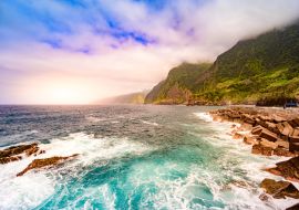 Lais Puzzle - Wunderschöner Blick auf die wilde Küstenlandschaft mit den Brautschleierfällen (Veu da noiva) an der Ponta do Poiso auf der Insel Madeira. In der Nähe von Porto Moniz, Blick von Seixal, Portugal - 1.000 Teile